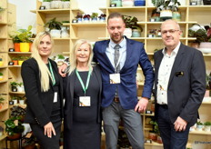 In de stand van Lundager stonden, v.l.n.r., Viktorija Spakova, Olga Lundager, Michael Teekens en Ove Lundager. Lundager gaf extra aandacht aan hun concept Green mini Plants, welke meer dan 500 verschillende variëteiten bevat.